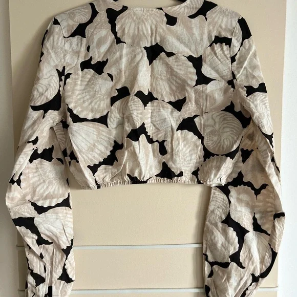 H&M Monochrome Shell Pattern Crop Top - Picture 2 of 3